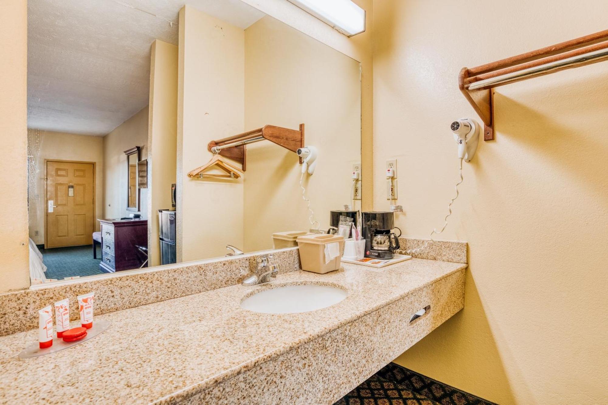 Oyo Hotel Grenada West Dış mekan fotoğraf