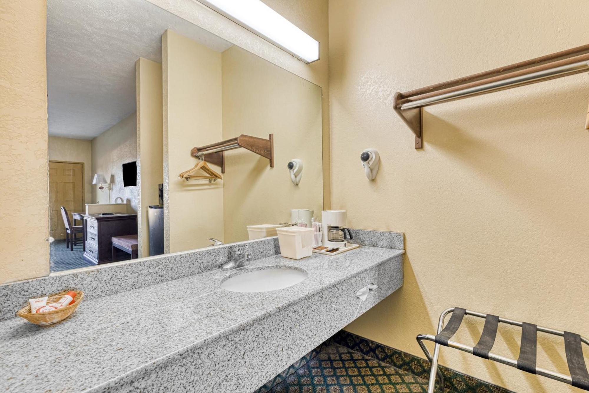Oyo Hotel Grenada West Dış mekan fotoğraf